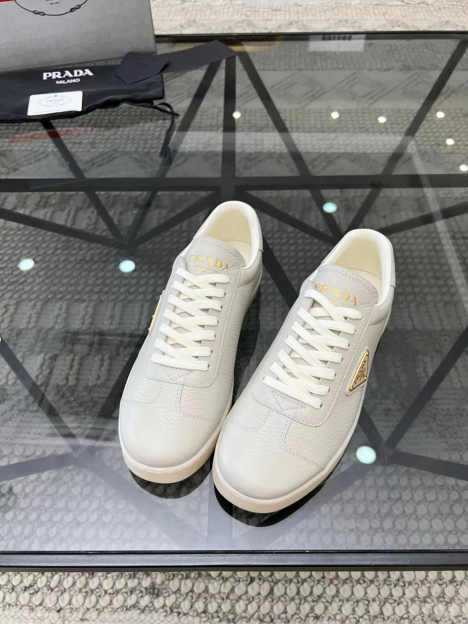 Factory price: 400💰Prada new men's leather sports shoes, the highest version on the market, any comparison is welcome🆚! The original leather has excellent texture and is super high-end! Fetal sheep net lining imported from Italy, removable pad! Luxurious materials and fine workmanship, highly recommended! Code number: 38-44, customized 45